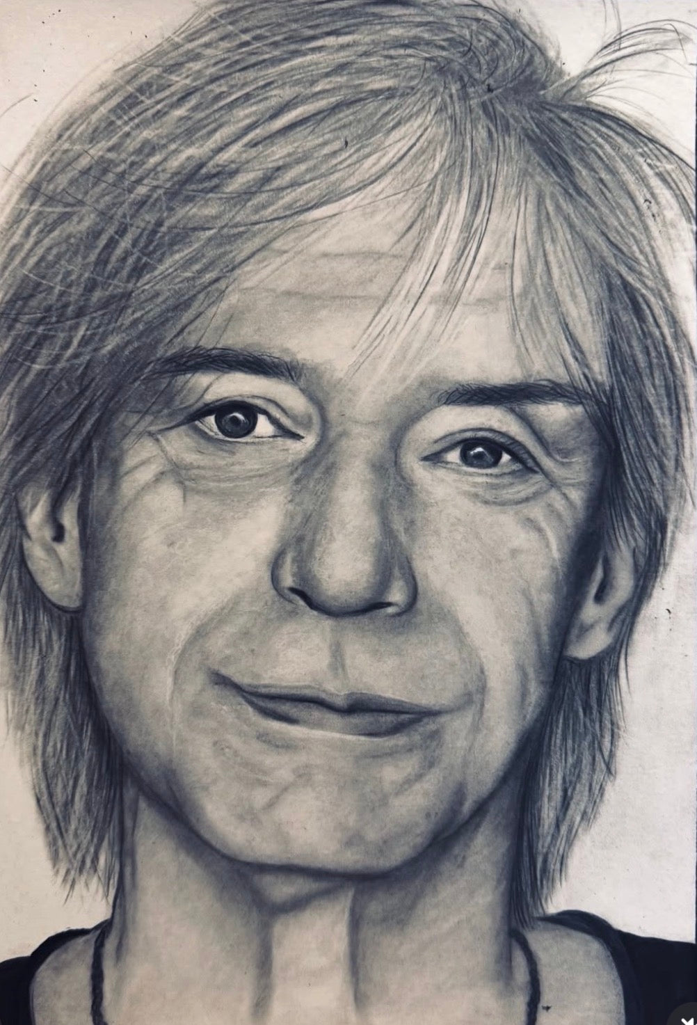 Portrait personnalisé au crayon et fusain – Fait main